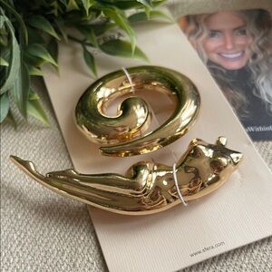 GOLD TONE BROOCH SET